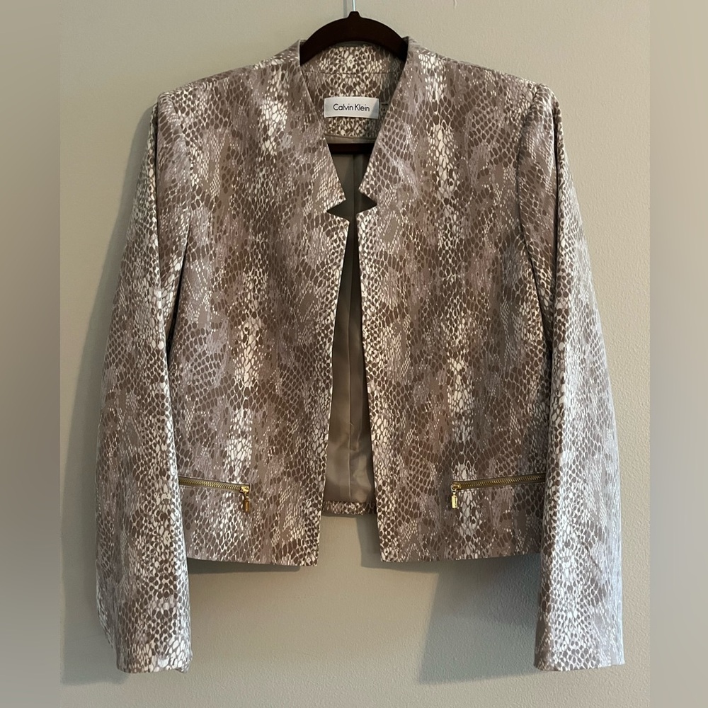Calvin Klein Women's Snake Print Blazer - Cream and Gray